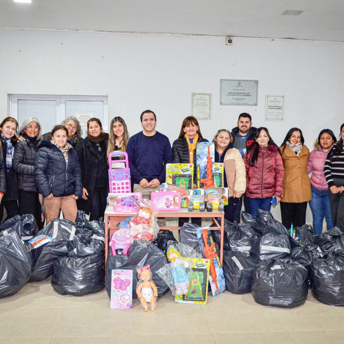 Instituciones educativas de Clodomira recibieron juguetes y golosinas para agasajar a los niños en su día