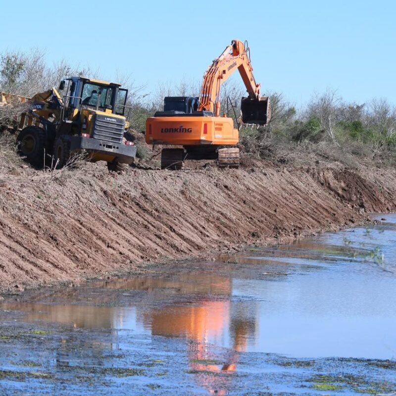 Realizan trabajos de desobstrucción y perfilado en el canal madre de Añatuya
