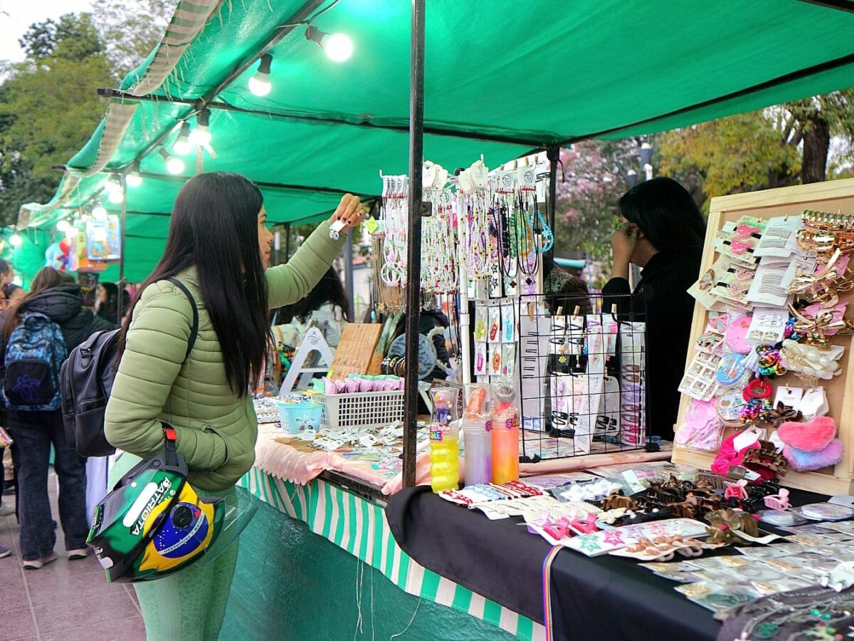 Se desarrolló con éxito la feria de emprendedores por el «Día del Niño» en la plaza Belgrano
