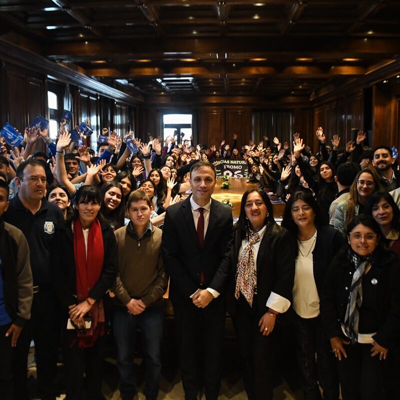Alumnos de los departamentos Copo, Taboda, Robles, Jiménez, Río Hondo y Choya visitaron Casa de Gobierno