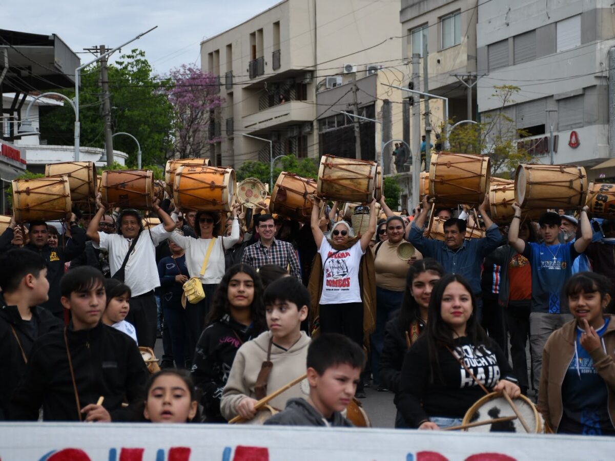 La 6° Marcha de los Bombos unió a turistas y vecinos en Termas