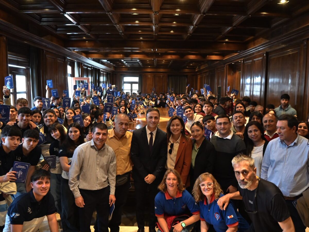 Estudiantes de los departamentos Robles, Capital,Taboada, Rivadavia y Avellaneda visitaron Casa de Gobierno