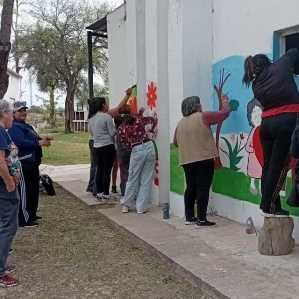 Vecinos de Colonia El Simbolar crearon un mural para homenajear a los adultos mayores
