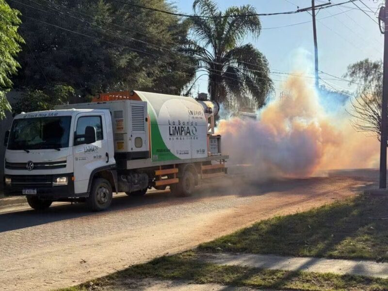 Despliegan operativos de fumigación en diferentes sectores de la ciudad de La Banda