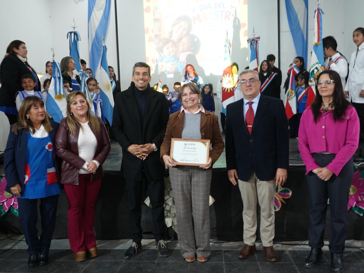 Docentes municipales bandeñas fueron homenajeadas en un emotivo acto