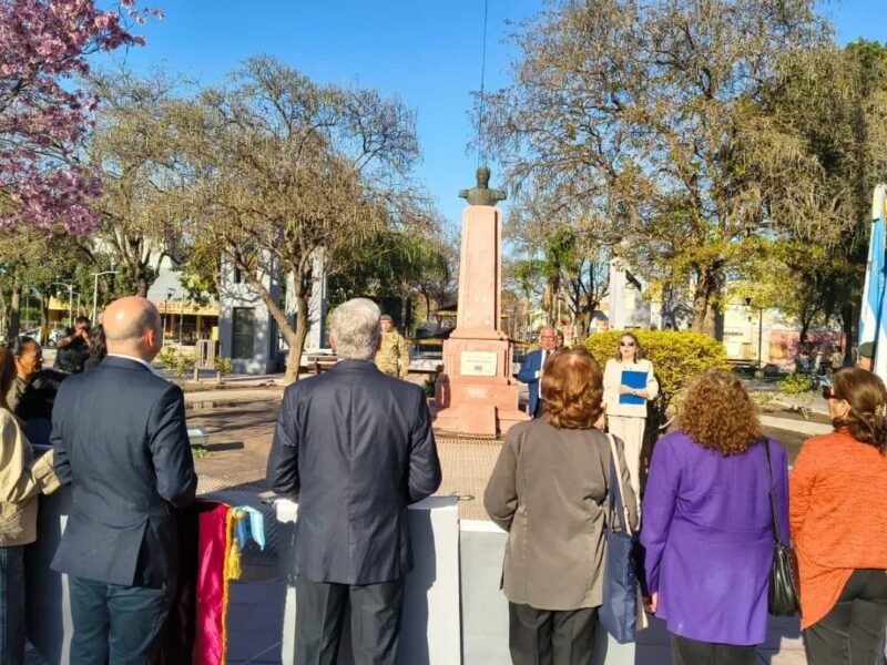 La Plaza Belgrano cuenta con una placa conmemorativa al 214° aniversario de la “Batalla de Tucumán”