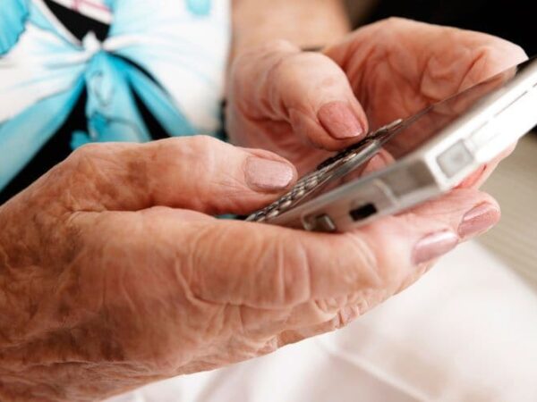 Dictarán un curso de manejo de celulares para adultos mayores
