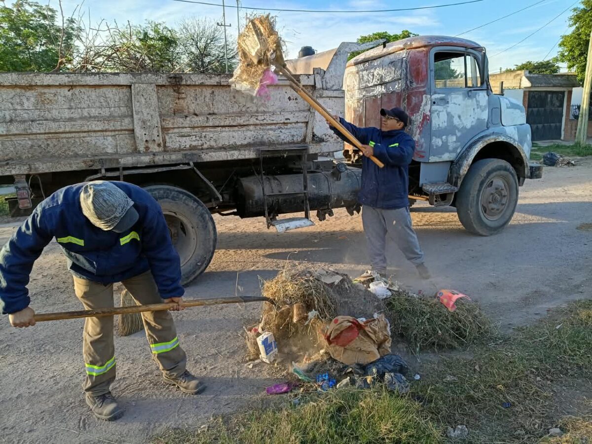 Servicios Públicos reforzó tareas de limpieza y recolección de residuos en el barrio Central Argentino