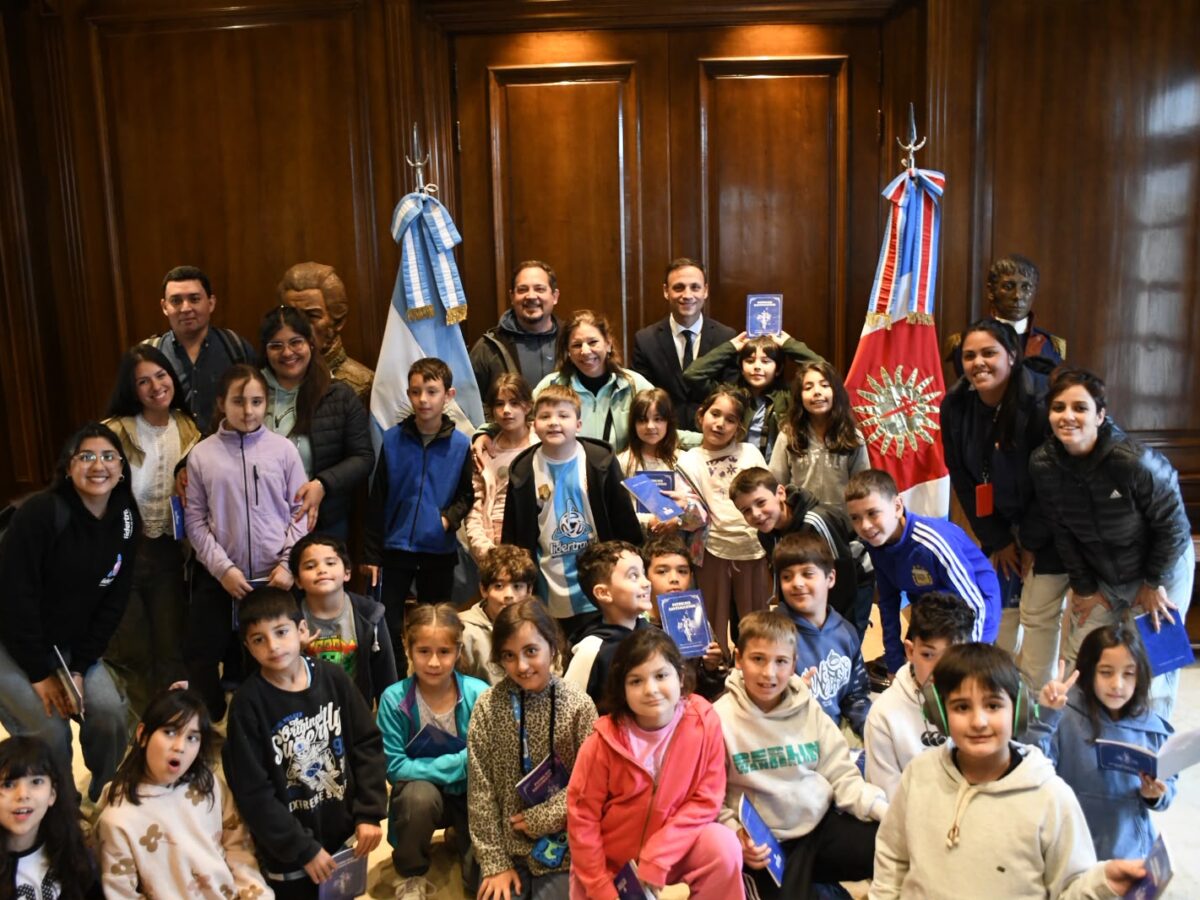 El jefe de Gabinete recibió a estudiantes de Tucumán en Casa de Gobierno