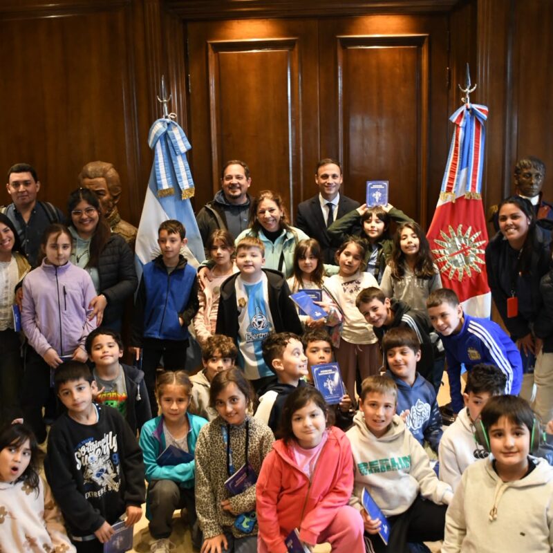 El jefe de Gabinete recibió a estudiantes de Tucumán en Casa de Gobierno