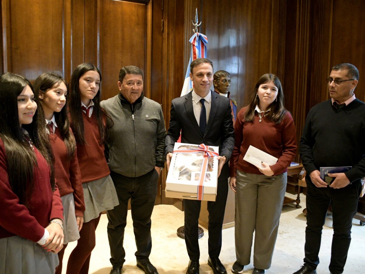 Alumnos de Capital, Robles y Avellaneda visitaron Casa de Gobierno a través del programa conociendo mi provincia