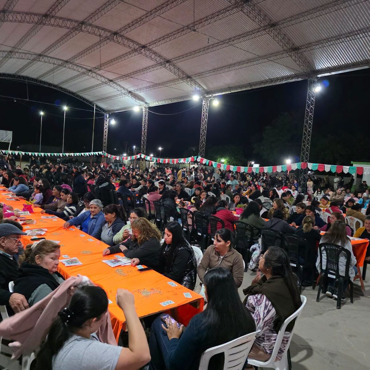 Más de 500 madres de La Cañada participaron de una gran celebración con música en vivo, bingo comunitario y sorteos