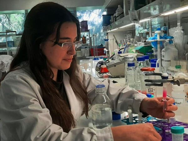 Una graduada de la UNSE investiga cómo utilizar la luz para controlar procesos biológicos