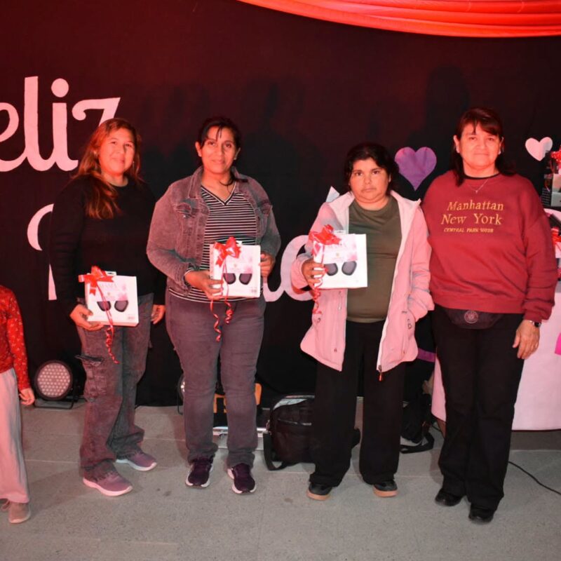 Colonia El Simbolar homenajeó a las madres con música, sorteos y actividades para toda la familia