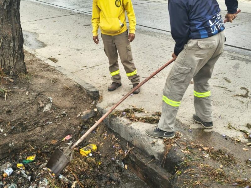 El municipio realizó trabajos de limpieza de desagües y bocas de tormentas en distintos sectores de la ciudad