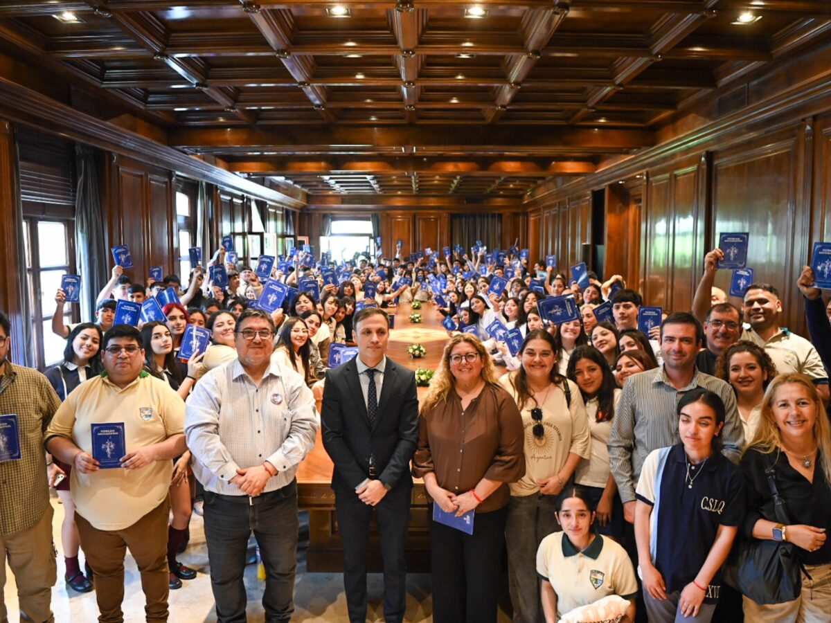 Araujo recibió en Casa de Gobierno a estudiantes de cinco departamentos